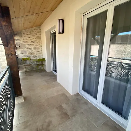 Spacieux 9 Personnes 4 Etoiles, Avec Piscine بيت للعطل *